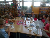 Dzieci dyskutują o książce