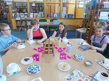 Dzieci dyskutują o książce