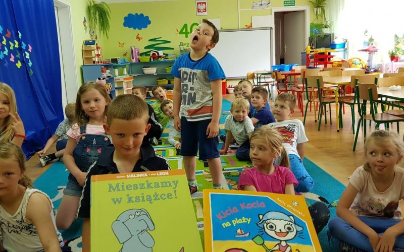 Pani Bibliotekarka głośno czyta książkę gurpie.