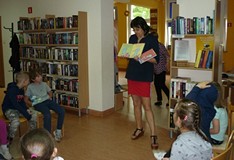 Rozpoczynamy zajęcia, pani Wiola prezentuje książeczki z naszych zbiorów