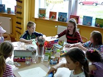 ARTYŚCI PODCZAS TWORZENIA...