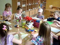 ARTYŚCI PODCZAS TWORZENIA...