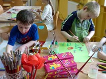 ARTYŚCI PODCZAS TWORZENIA...