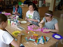 ARTYŚCI PODCZAS TWORZENIA...