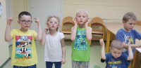 Dzieci śpiewają piosenkę i tańczą.
