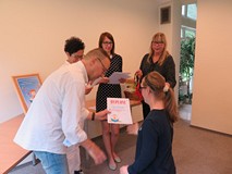 Dyrektor KBP, Dariusz Pawlikowski wręcza dyplom uczestniczce zajęć terapeutycznych w roku szkolnym 2