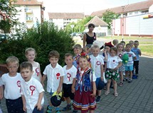 Pani Karolina ze swoją grupą przed biblioteką