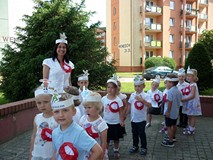 Pani Agata ze swoją grupą przed biblioteką