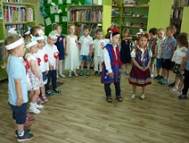 Występ dzieci w ludowych strojach