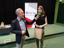 Od lewej: Marcin Wroński wręcza nagrodę uczennicy koszalińskiego Ekonoma - Hannie za udział w konkur