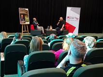 W głębi od lewej: Marcin Wroński, dalej prowadzący spotkanie Piotr Pawłowski, siedzą przy stoliku. N