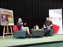 Od lewej: Marcin Wroński, dalej prowadzący spotkanie Piotr Pawłowski, siedzą przy stoliku.