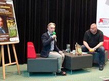Od lewej: Marcin Wroński, dalej prowadzący spotkanie Piotr Pawłowski, siedzą przy stoliku.