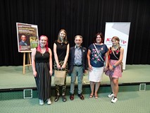 Pamiątkowe zdjęcie z uczestnikami spotkania. Marcin Wroński stoi pośrodku.