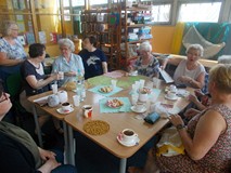 Panie siedzą przy stole podczas wspólnych rozmów