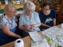 Pani wykonuje serwetkę metodą szydełkową