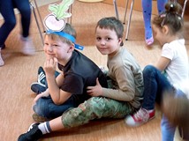 Przedszkolaki stawiły się tłumnie i świetnie radziły sobie w trakcie kolejnych zadań