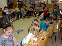 Pierwszaki ze Szkoły Podstawowej nr 18 to rozkojarzeni indywidualiści, ale doskonali recytatorzy