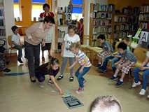 Pierwszaki ze Szkoły Podstawowej nr 18 to rozkojarzeni indywidualiści, ale doskonali recytatorzy