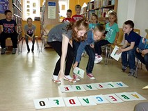 Pierwszaki ze Szkoły Podstawowej nr 18 to rozkojarzeni indywidualiści, ale doskonali recytatorzy