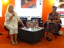Od lewej: Alicja Flis podczas spotkania promującego jej książkę „Wyspa najdłuższych nocy” dalej prow