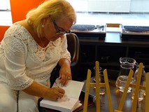 Alicja Flis składa pamiątkowy autograf