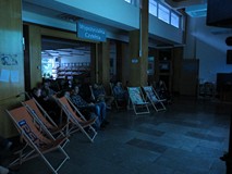 Publiczność zgromadzona na projekcji filmu „W samym sercu morza”