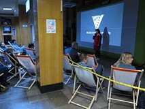 Publiczność zgromadzona na projekcji filmu „W samym sercu morza”