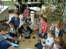 Grupa podczas pracy na projektorami