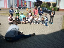 Grupa pozuje do wspólnej fotografii