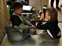 Dwaj uczestnicy fotografują się nawzajem
