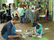Dzieci, pod opieką pana Pawła pracują nad wykonaniem pop up booków