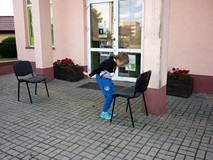 Uczestnik warsztatów odgrywa scenkę podczas tworzenia filmu animowanego