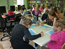Dzieci podczas ćwiczeń zadanych przez K. Beznara