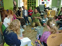 K. Beznar opowiada o recyklingu zebranym wokół niego dzieciom