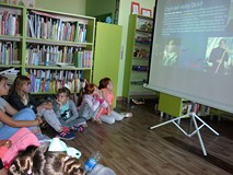 Dzieci oglądają prezentację na temat ekologii przygotowaną przez pana Piotra Świerczyńskiego