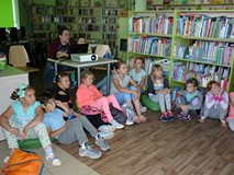 Uczestnicy zajęć wraz z panem Piotrem podczas prezentacji