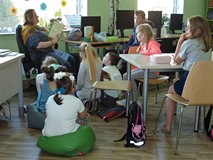 Dzieci słuchają autorki książek Justyny Bednarek