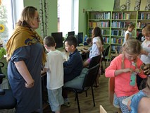 Pod okiem autorki dzieci wykonują skarpetkowe pacynki