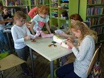 Dzieci podczas wykonywania skarpetkowych pacynek