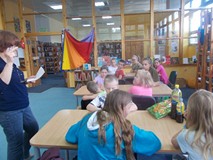 Prowadząca warsztaty wyjaśnia zasadę zabawy