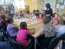 Dzieci poznają atrybuty zwierząt leśnych i domowych