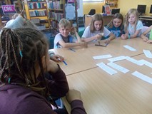 Dzieci poznają atrybuty zwierząt leśnych i domowych