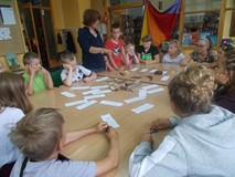 Dzieci poznają atrybuty zwierząt leśnych i domowych