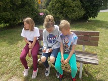 Dzieci wykonują zadania na dworze w grupach