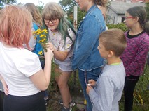 Dziewczynki zbierają kwiaty