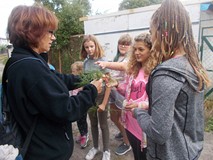 Pani Grażyna Kuras opowiada o gatunkach roślin