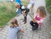 Dzieci układają kompozycje kwiatowe