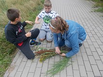 Dzieci układają kompozycje kwiatowe