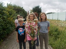 Dzieci pozują do zdjęcia ze swoim bukietem